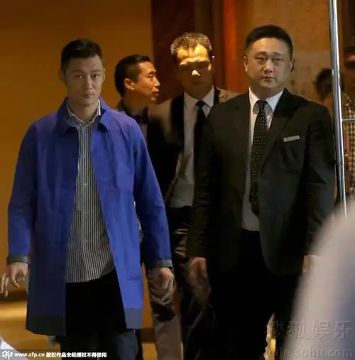 古天乐余文乐台下拼搞怪 嘟嘴眯眼秒变男神经