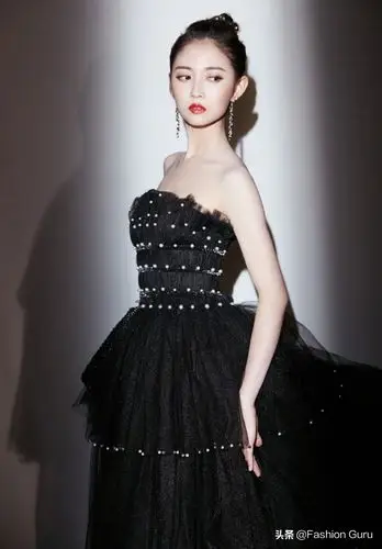陈钰琪黑色珍珠纱裙亮相星光大赏