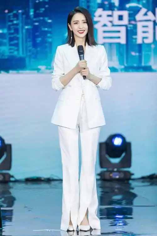 419佟丽娅受邀亮相品牌活动身着白色西装立体简约大气在从容中探索轻