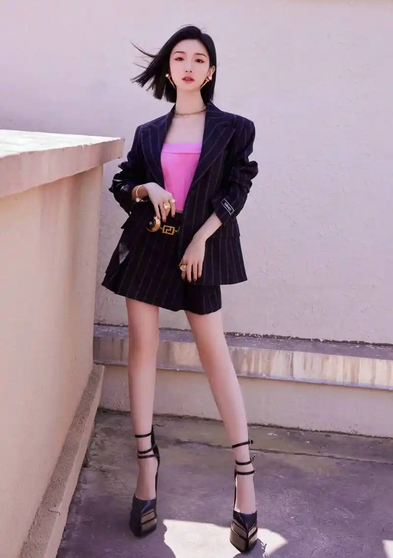 毛晓彤的腿可真直溜,酷姐路线也很好看