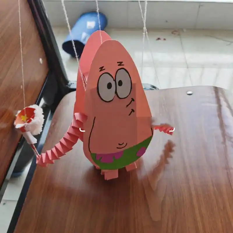 提线木偶制作 材料:卡纸,双面胶,泡沫胶,毛线,剪刀,小纸箱 海绵宝宝