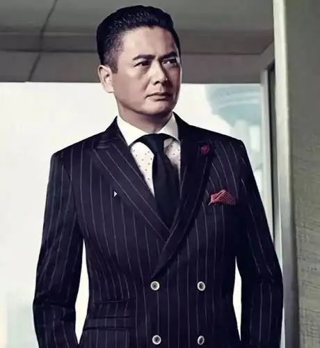 周润发63岁捐56亿却挤地铁逛地摊爱慕者无数却独宠妻子31年