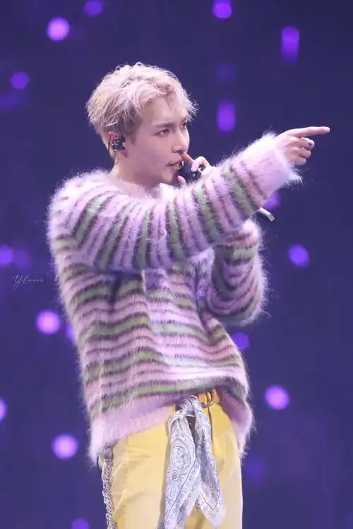 张艺兴[超话]#嘟嘟嘴和笔芯宝宝超级超级超级可爱231202@张艺兴