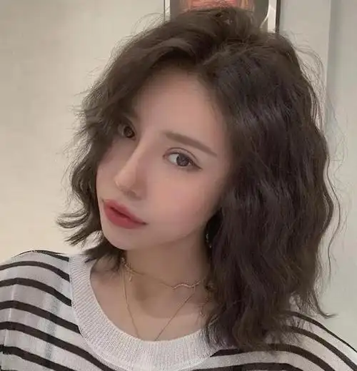 过了40岁后的女人,头发别剪太短,试试这款"锁骨烫",气质优雅