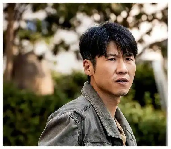 张艺谋肯定了清醒王骁之新路,中国男演员前行,势如破竹.