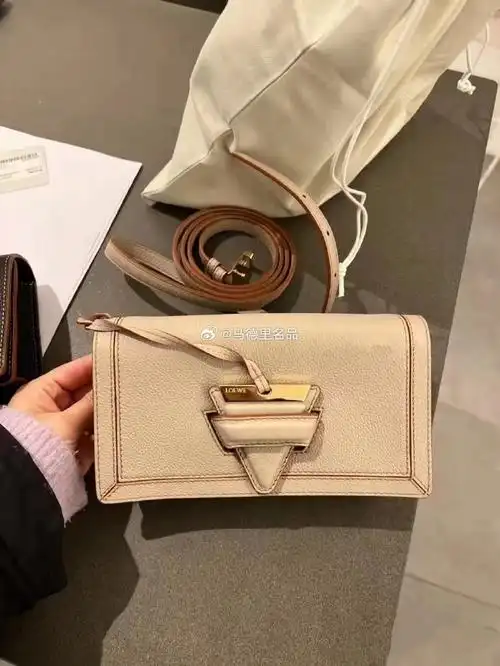 [爱心]国现秒发75  loewe 燕麦色荔枝纹牛皮粒面巴塞罗那包,mini款