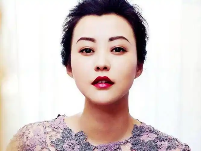 身材似乎有些发福,独自抚养孩子,其中心酸只有郝蕾自己能体会;戏如