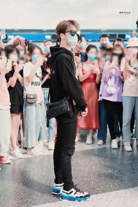 何洛洛发文呼吁粉丝接机注意公共秩序注意安全