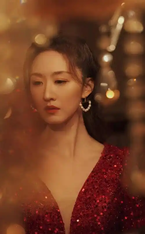 张雯古典美写真_卷发_一身_时尚