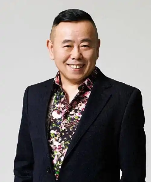 潘长江的豪宅曝光,住着这么大的家,六十多岁依然童心未泯_生活_客厅