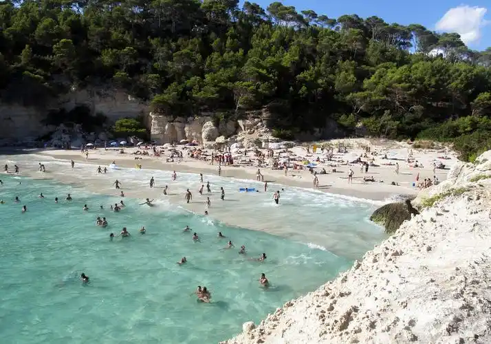 轻轻拍打着白色的沙滩,rena bianca海滩和你想象中的地中海海滩一样