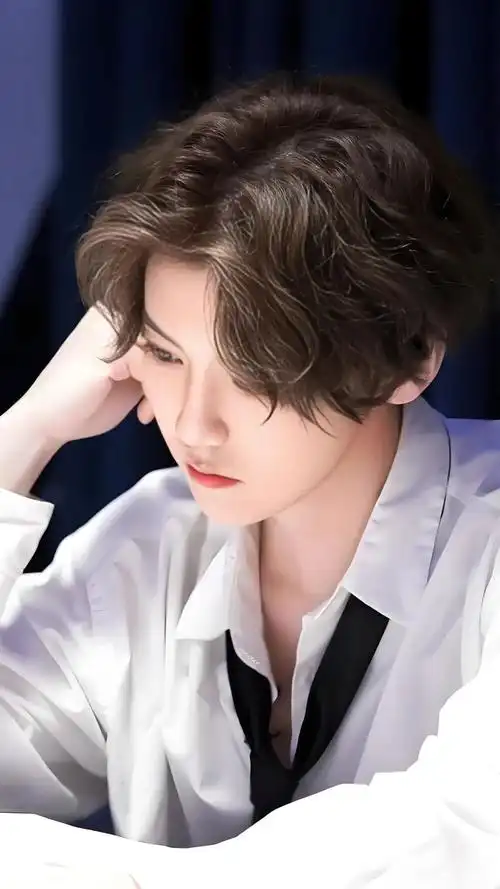 头发凌乱,脸红,"鹿晗"凌晨开启直播,竖中指说脏话太颓废!