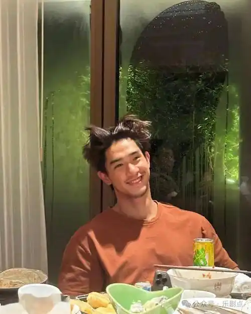 27岁香港星二代晒6块腹肌与人鱼线,被誉为城中笋盘_胡智_香香_小朋友