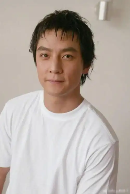 48岁吴彦祖近况曝光!脑门反光皱纹明显,打扮朴素合影似路人_腾讯新闻