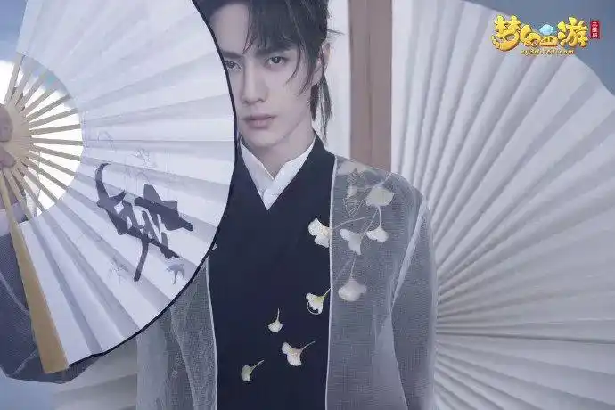 黑色长袍秀上精致的银杏叶,再披一身来自盖娅传说的白色薄纱外套,酷盖