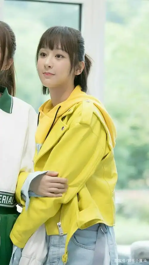 《亲爱的热爱的》杨紫美图分享,首次演小萝莉,你觉得符合原著吗