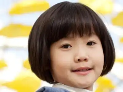 也是比较适合女孩子的,纹理烫的款式结合厚一些的的女生短发发型,贴着