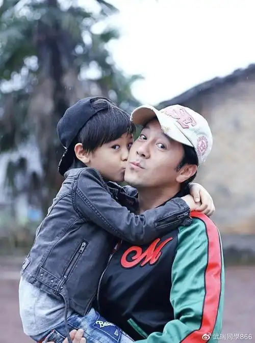 1991年那英深情望着蔡国庆要不咱俩试试蔡国庆选择转身离开