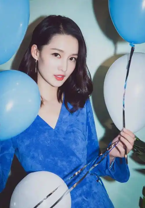 原创身着牛仔短裤面朝大海李沁写真惬意的享受生活太美了