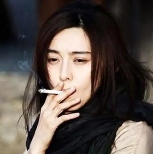 10大女星抽烟照片,看看谁最有魅力?