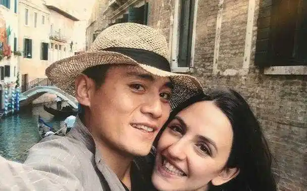 刘烨法国妻子逛菜场引争议,身形暴瘦似6旬老人,网友:比谢娜强_安娜