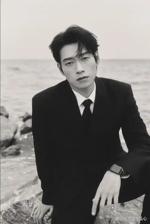 魏大勋穿西装戴眼镜拍摄大片,时尚冷峻又带有一丝深情,似孟宴臣