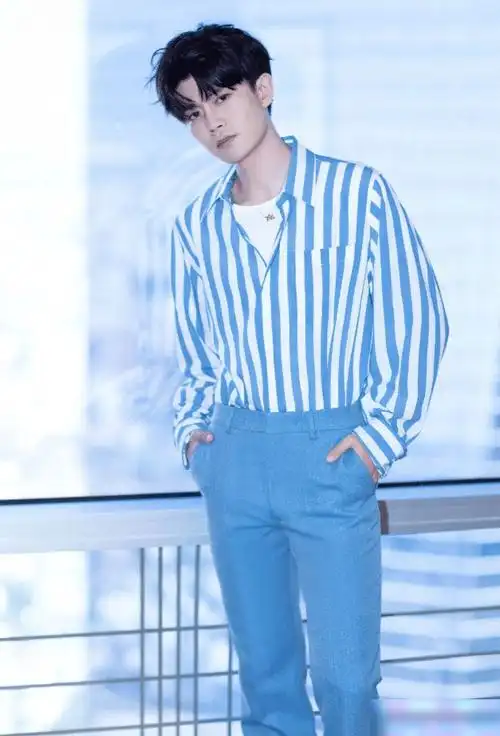 任嘉伦全新时尚大片蓝白条纹配蓝色长裤气质干净少年感