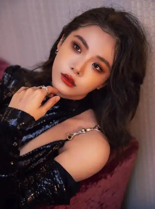 喻言一身黑色镂空开叉长裙,秀出一双美腿,惊艳迷人!_高清图集_新浪网