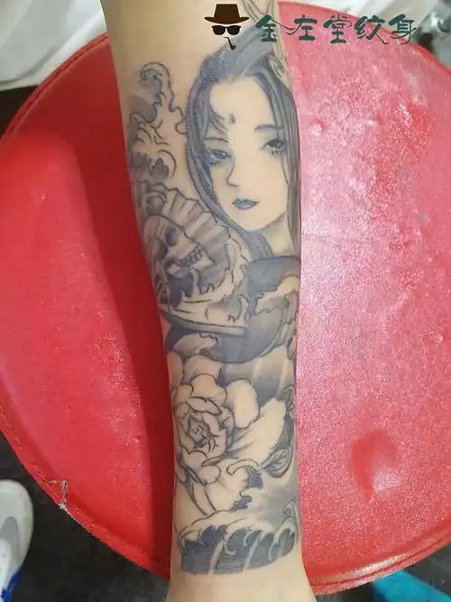 黑灰艺妓纹身半臂