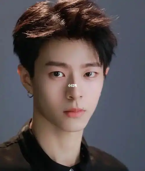 凌乱微分碎盖(最好拿捏女生的发型不挑脸型)男 生们的气垫微烫发型