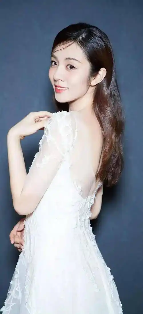 王晓晨穿低胸长裙超靓!肤白貌美大长腿魔鬼身材性感火辣