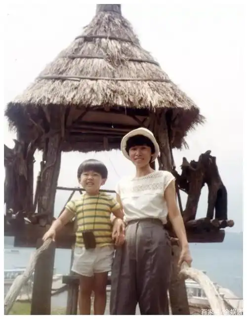 周杰伦童年照片曝光,中分发型引发回忆杀,五官立体青春帅气