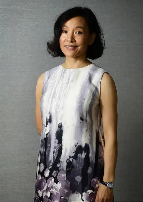 57岁陈冲时尚写真曝光穿素雅连衣裙出镜气质迷人