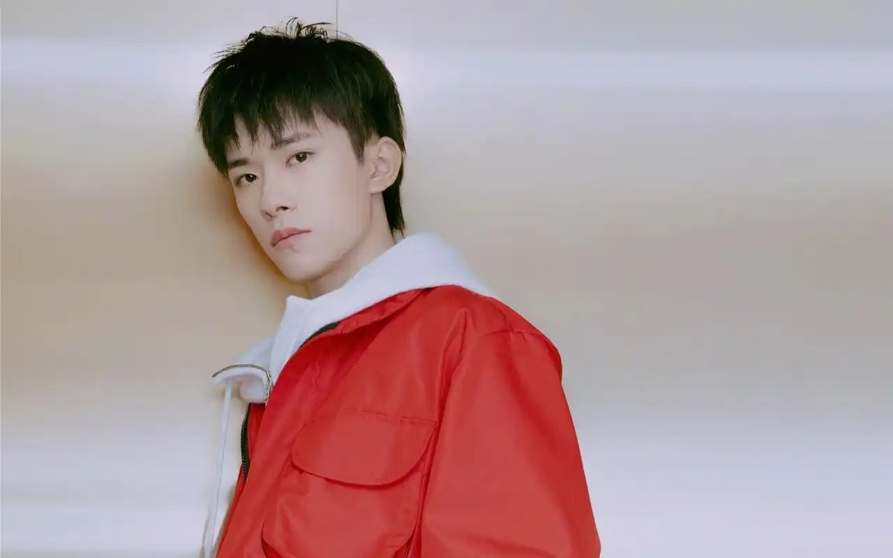 飒爽少年易烊千玺帅气图片桌面壁纸