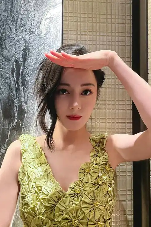 迪丽热巴绿色高定裙