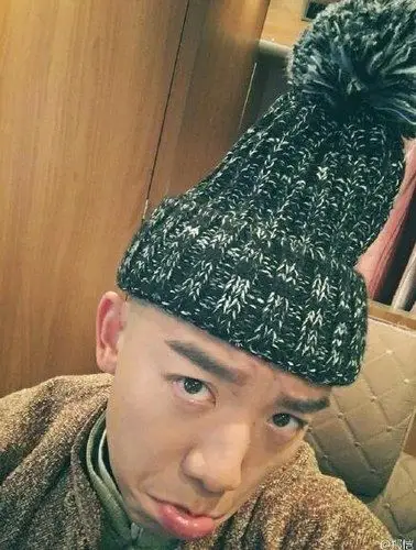 郑恺戴毛线帽搞怪自拍 挤眉弄眼扮可怜