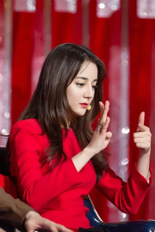 《直通春晚》节目预告照释出 迪丽热巴助力春晚种子选手圆梦!