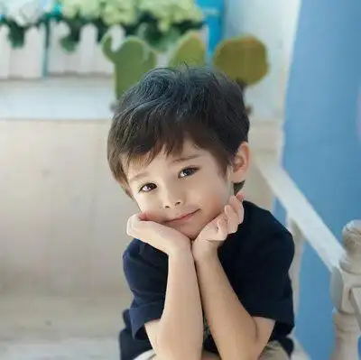 无论是小女孩还是小男孩都非常适合短发蘑菇头发型,这款滴啊有平齐