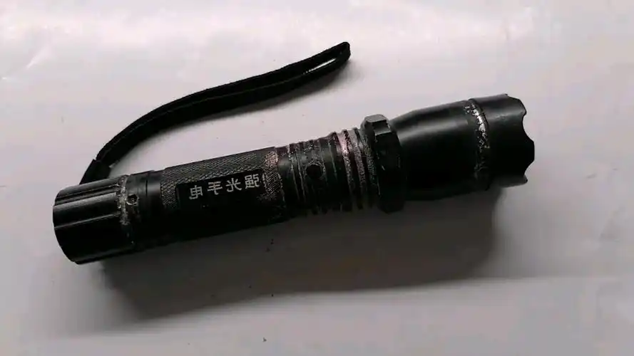 听说强光手电里有宝贝,是真的吗?今天拆解开了,一探究竟!