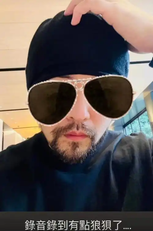 周杰伦晒自拍,胡子拉碴自嘲狼狈,再度暗示新歌发行在即