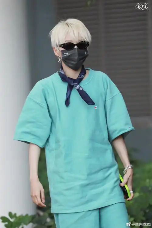 刘雨昕蓝色套装#刘雨昕今日广州出发饭拍,胳膊上的纹身贴还在,一身昕