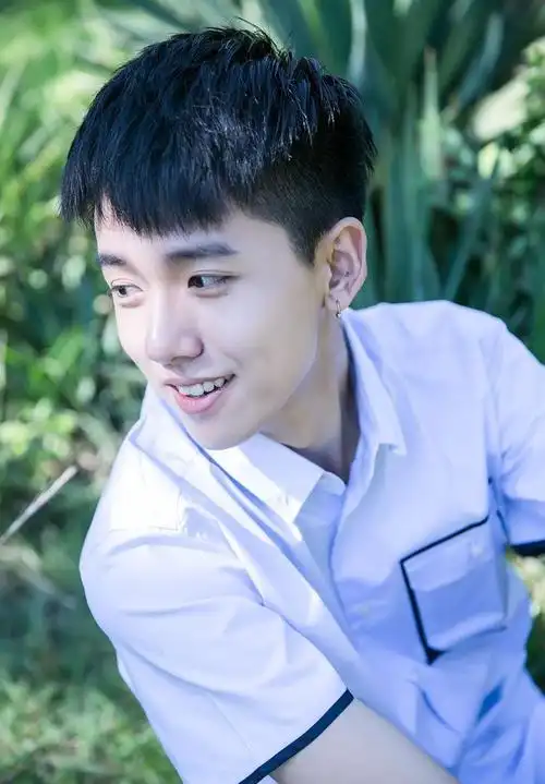 内敛发货的淋漓尽致,虽然是个新人,但演员张耀在从容平和的言谈举止中