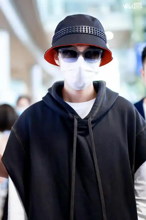 王俊凯回国机场图