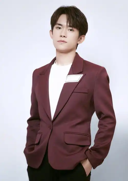 易烊千玺酒红色西装640x1136分辨率下载,易烊千玺酒红色西装,高清图片