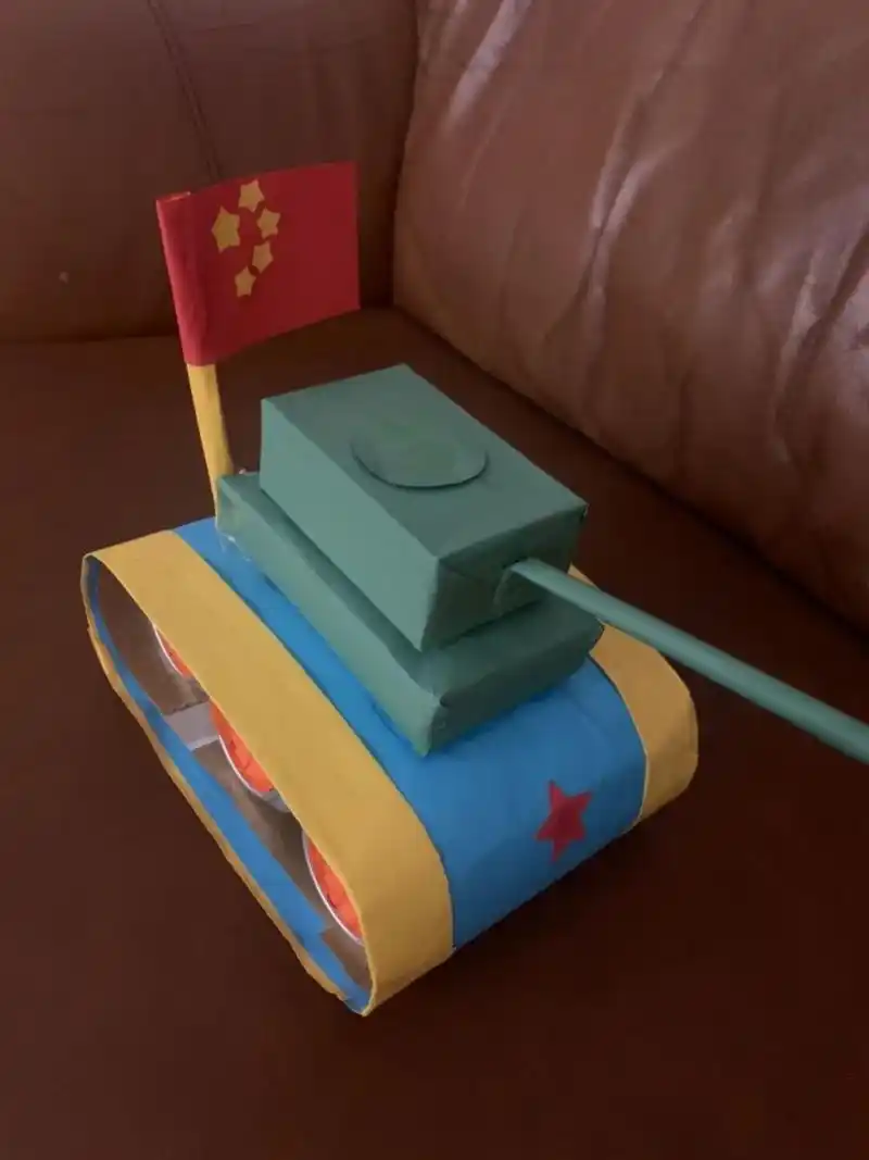 幼儿园手工国防作品 幼儿园布置了国防作品,来展示示喽!