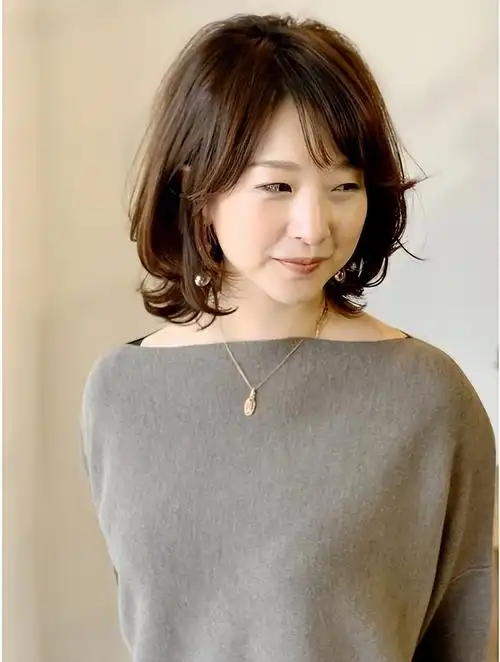 这才是50岁女人该有的发型,蓬松利落又大气,比披头长发好看多了