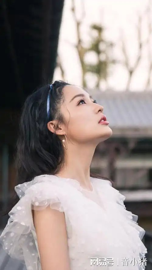 90后女演员李沁美如桃花