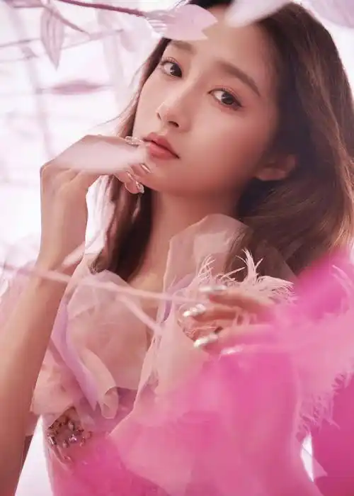 剧中,关晓彤诺娃饰演开朗,活泼,可爱的角色,她的表演得到了观众的一致