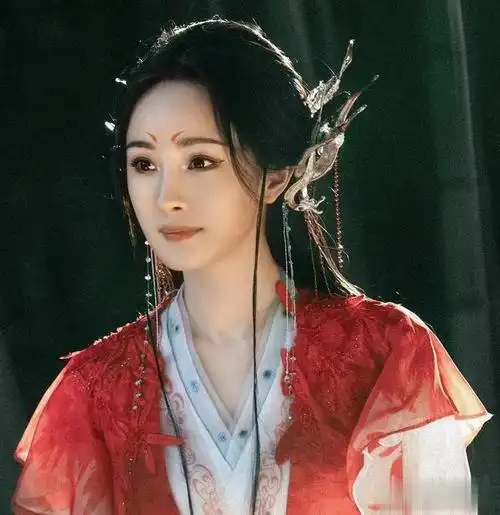 女演员长相很重要,38岁的杨幂与34岁的吴谨言都演古装,路线却完全不同