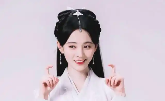 快速洗漱了下,挑了条鹅黄色的袄裙穿了又让秋梨梳了个简单的凌云髻,也